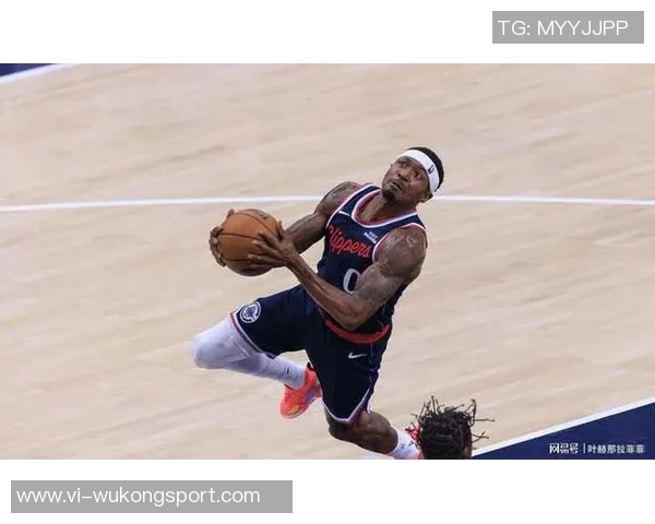 比尔首场比赛表现出色9投6中贡献12分2篮板1抢断1盖帽正负值5展现实力